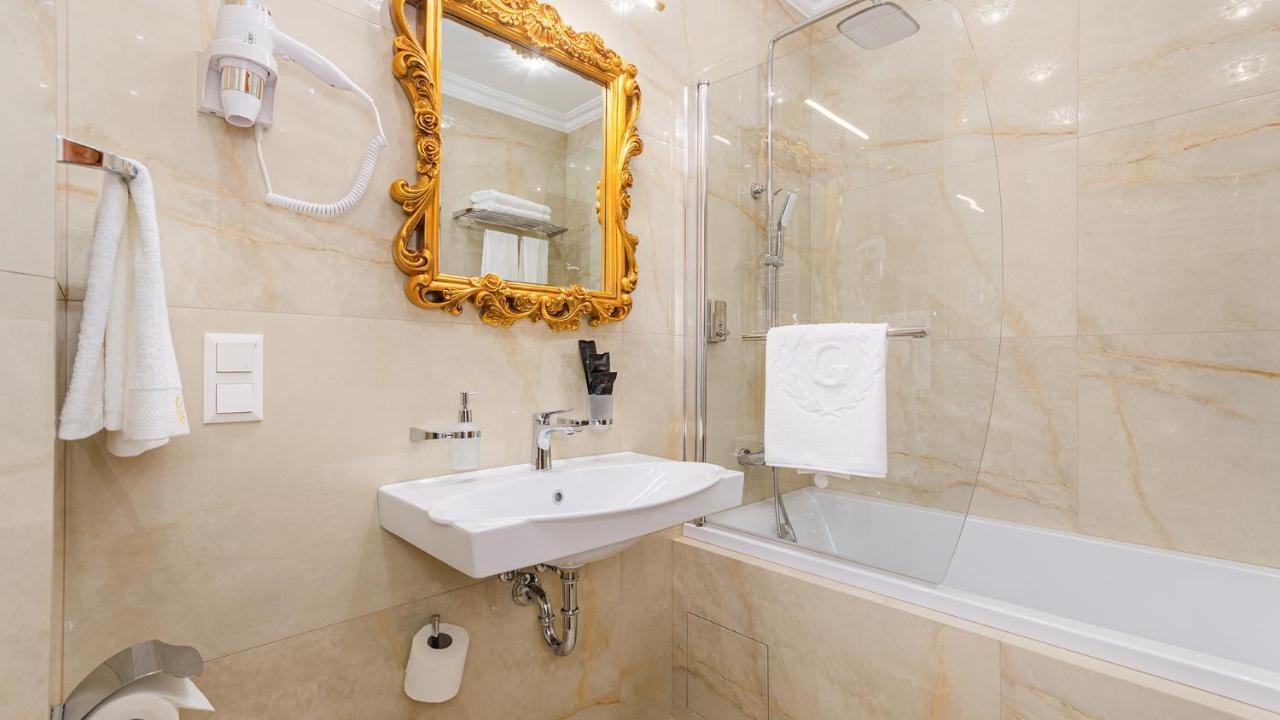 Gregory Boutique Hotel Kišiněv Exteriér fotografie Bathroom with shower screen