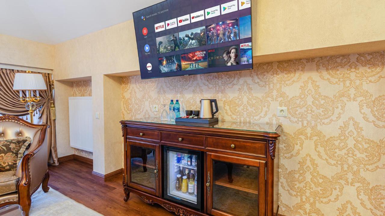 Gregory Boutique Hotel Kišiněv Exteriér fotografie A television mounted on a wall