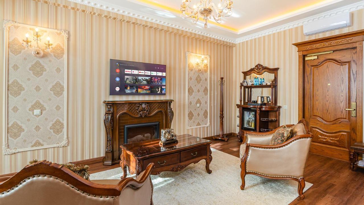 Gregory Boutique Hotel Kišiněv Exteriér fotografie A living room with a fireplace